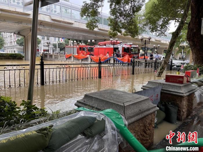 廣州市區(qū)部分地方被上漲的珠江水淹沒(méi)沿岸道路。 廣州市水務(wù)局 供圖