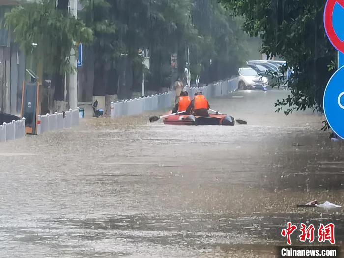 救援人員在搜尋被困民眾。 韶關(guān)市政府 供圖